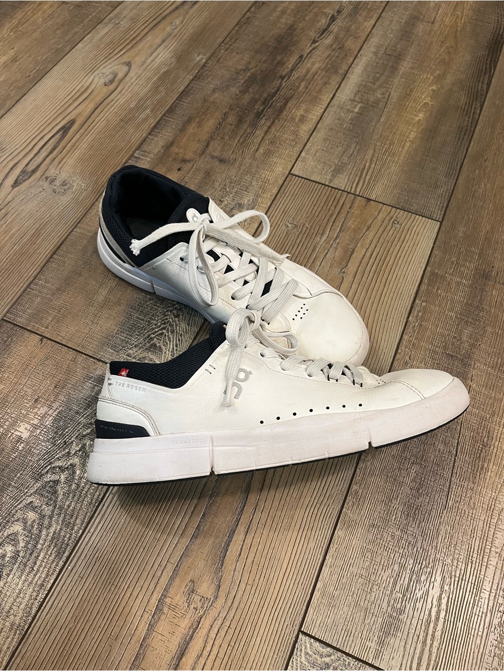 On Cloud The Roger Advantage White and Navy Sneaker, Men’s Size 9